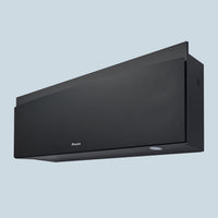 Daikin Emura svart sedd fran hoger